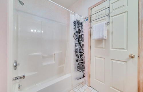 17 Mi to Skiing! Lake-View Michigan Home with Deck - Foto 23