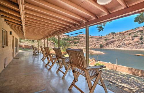 Rustic and Western House on Lake - Swim and Fish! - Foto 1