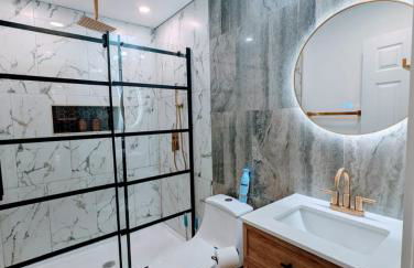 Custom Design Kitchen King Beds Laundry Large TVs - Foto 3