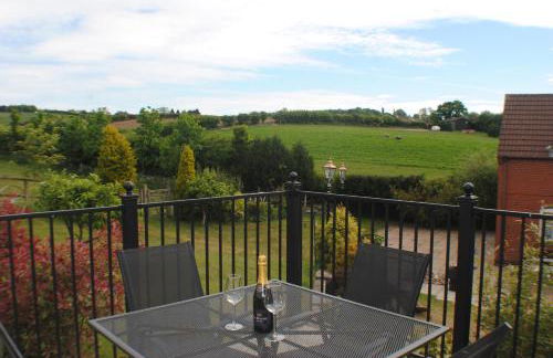 FAIRVIEW FARM Holiday Accommodation 14 Luxury Lodges, Cabins, Dog Friendly, Suitable for Couples, Families and Groups, Wedding Guests , Corporate events, Sleeps 2-65 guests in Ravenshead, Nottingham near Sherwood Forest, set in 88 acres - Photo 24