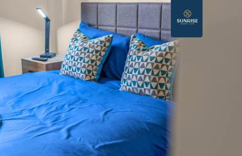 L1 - INVOICE and REDUCED PRICE only via SUNRISE SHORT LETS DUNDEE, Large 4 Bedroom House with 6 Beds and 3 bathrooms, TVs in each room, Free Parking, Fully Equipped, Local Amenities, Easy Ring Road Access, Special Rates and ONLY 9 Mins to STANNERGATE Port - Foto 40