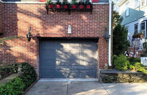 Live in this iconic East Side lower level unit - Foto 19