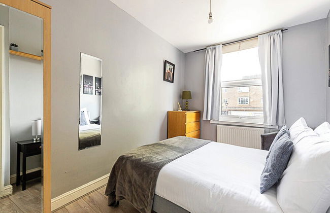 Stylish City Retreat - Photo 10