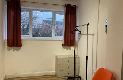 Spacious Home in Walsall with Parking & Garden - Foto 14