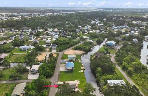 Waterfront Home Game Room Ping Pong Outdoor Bar Area - Foto 26