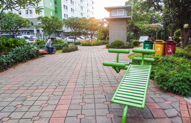 Furnished Green Pramuka 1BR Apartment with Modern Style and City View - Foto 15