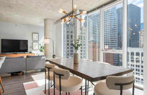 Linea Luxury Living with Indoor Pool and Rooftop Views in The Loop - Photo 47