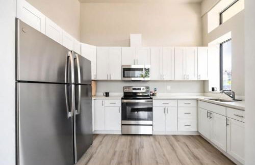 Cozy Micro Suite Unit 1 Sleeps 2 Minutes to Downtown - Foto 8