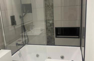 Lovely Modern studio flat with jacuzzi bath free parking - Foto 8