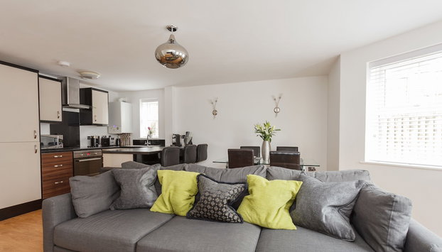 Stunning Contemporary Apartment - Free Parking - 5 Minute Walk To The Beach - Great Location - Fast WiFi - Smart TV With Netflix Included - Contractor Friendly - Perfect For Short and Long Stays - Foto 2, Imagen principal