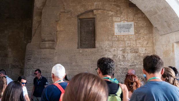 Atendiendo a las explicaciones del guía