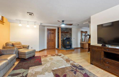 Spacious Accessible Waterfront Retreat with Hot Tub - Foto 44