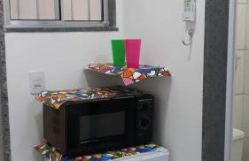 Sua Kitnet na Praia 12 Atenção PEQUENA Só prá dormir Ambiente Familiar Ar Cond TV Microondas Frigobar Internet Centro - Foto 3