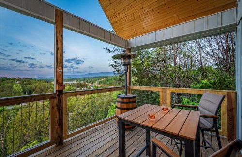 TN Whiskey Cabin- Lake and Mtn Views- Covered Deck- Game Room- Pool Table- Pets - Foto 8
