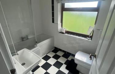 Staycation 3-bedroom home with panoramic views free off road parking - Foto 39