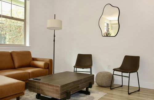 Emerald Oasis Cozy Living with Pet Park - Foto 1