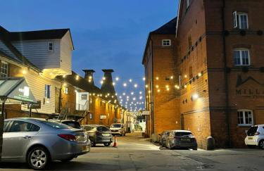 Fantastic convenient 2 Bedroom 2 bathroom Perfect for Stansted Airport, 3 minute walk to Bishops Stortford Train Station! - Foto 24