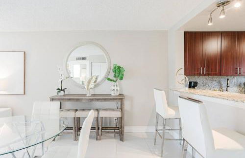 Across from Beach | Balcony • Pool • Parking • 2BR - Foto 6