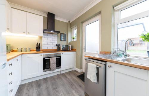 Whole 3 Bedroom House - 2 Free Parking - Photo 18
