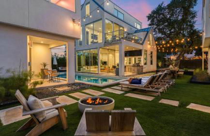 Sleeps 32 Private Compound w Putting Green Bouldin Collective by AvantStay - Foto 3