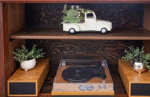 Breezy 1BR Retreat Walk to UofA and Spring Fun - Foto 51