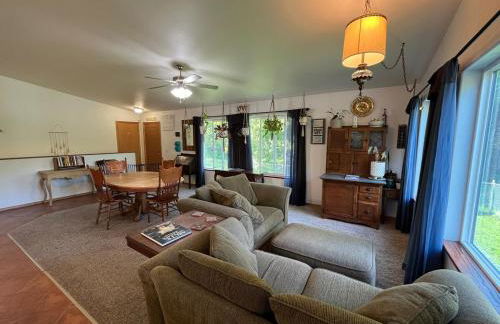 Cozy Palmer Retreat with Steam Sauna and Playground - Foto 14