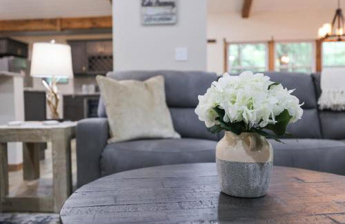 Whiskey Pines Retreat! Single Level Home, Outdoor Firepit, AC, BBQ! Sleeps 9 in Lake Harmony! - Foto 36