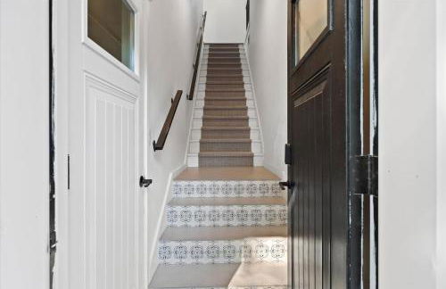 Designer Home w/ Lake Views+Walk to Downtown&Beach - Foto 24