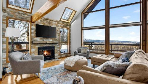 Modern Mountain Cabin with Hot Tub and Game Room Near Moorefield, West Virginia - Foto 2