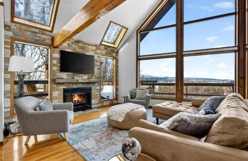 Modern Mountain Cabin with Hot Tub and Game Room Near Moorefield, West Virginia - Foto 2