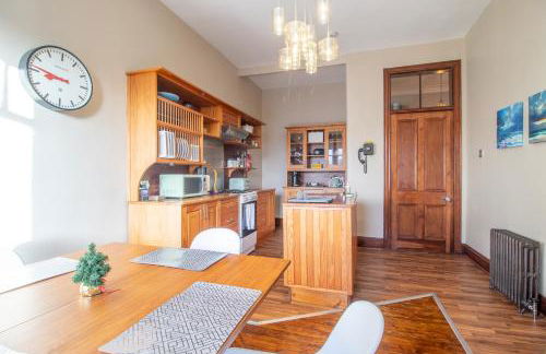 Beautiful, traditional 2 bed flat w free parking - Pass the Keys - Photo 12