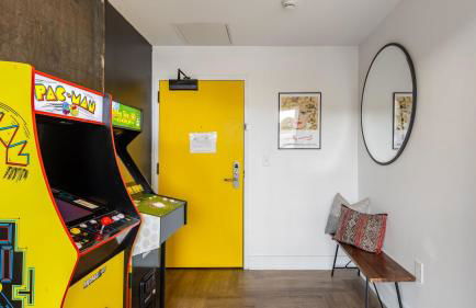 Dual Bachelor Pads w/ Rooftop Lounge & Games Sleeps 26 5 Min to Broadway - Foto 95