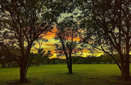 Golden Twilight 1 bed Pet-friendly, Large backyard - Foto 14