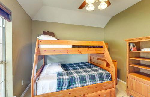 DFW Fun Awaits Family Home in Crowley! - Foto 26