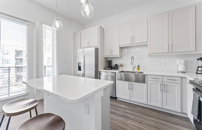 Chic West Downtown Studio w Washer Dryer - Foto 15