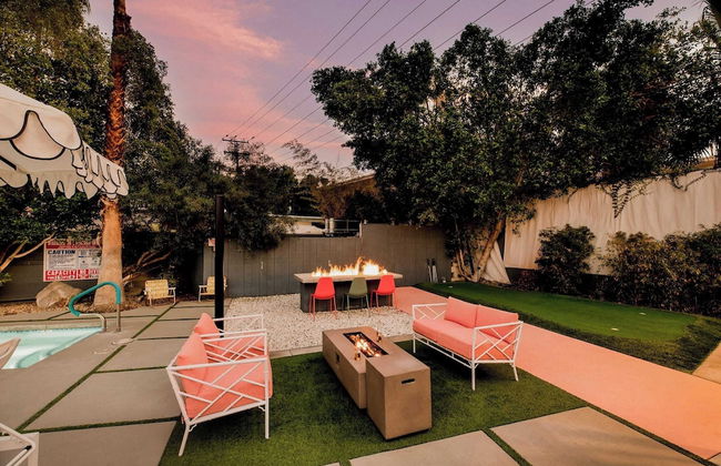 2 Rooms, Sleeps 8 Retro Hotel w/ Pool Wesley King Studio Buyout by Avantstay - Foto 33