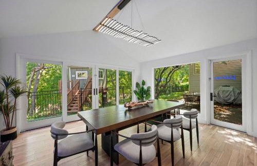 Garland Treehouse Villa: Patio Feasts & Creekside by Vacation Your way - Foto 17