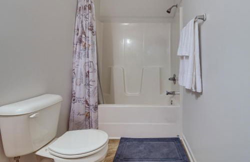 Dog-Friendly Home with Pool Access Near Oak Island! - Foto 19