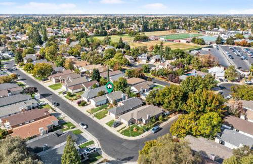 Recently Upgraded House with King Suite, quiet NBHD, Fast Wifi, and Yard - Foto 3