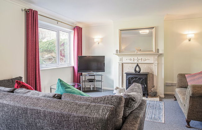 Central 2 Bed House w/ Garden and Free Parking! - Photo 57