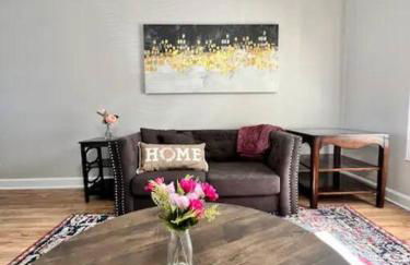 Gated 2BR Condo I 5 min Uptown - Foto 1