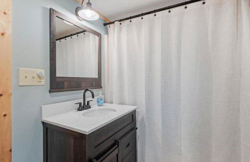 Riverfront Retreat in the White Mountains - 3BR Cozy Escape Near Ski & Hike - Foto 10