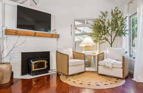 Modern Organic Home with Backyard Creek near State Park - Foto 7