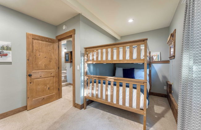 Washoe Way by Avantstay Luxury Tahoe Retreat A+ Location w/ Beach Access - Photo 22