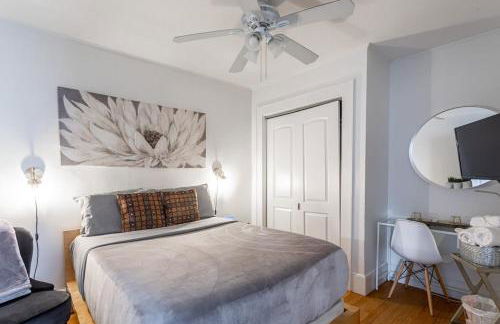 The Gold Room near downtown trains fast wifi - Photo 1