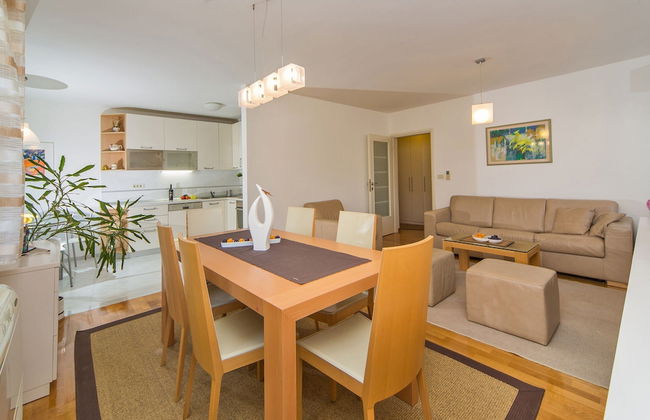 Spacious and Modern 1st Floor Apartment With Private Garage, Wi-fi - Foto 16