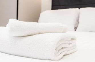 The Eden Suite - 1BR Chic Apt with Luxe Shower, Smart TV & Free Secure Parking in Central High Wycombe HP13, Sleeps 3 - Foto 8