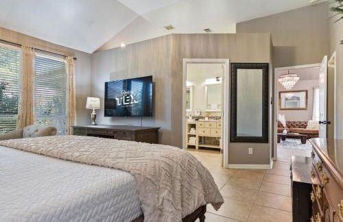 Modern 4BR Home w WiFi by Dell Diamond - Photo 15