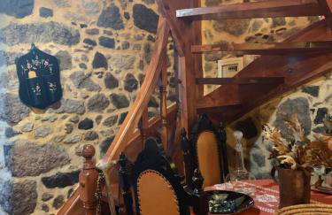 wood and stone in the path of lava - Foto 11