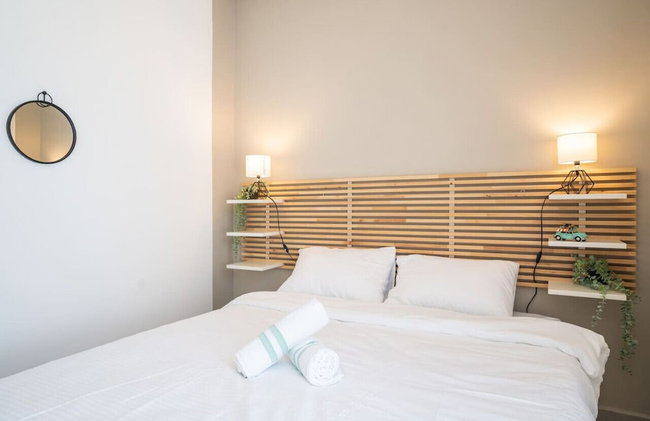 Stylish Seaside Escape with Balcony by Sea N' Rent - Foto 43
